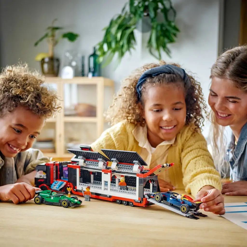 imagen de LEGO® City: Camión de F1® con coches F1® RB20 y AMR24 (60445) 4
