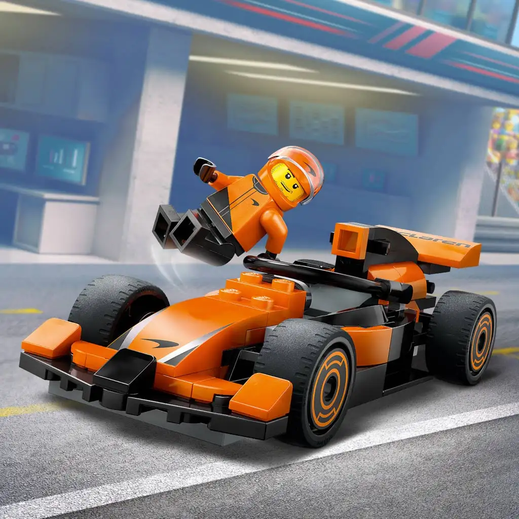 imagen de LEGO® City: Piloto de F1® McLaren con coche de carreras (60442) 3