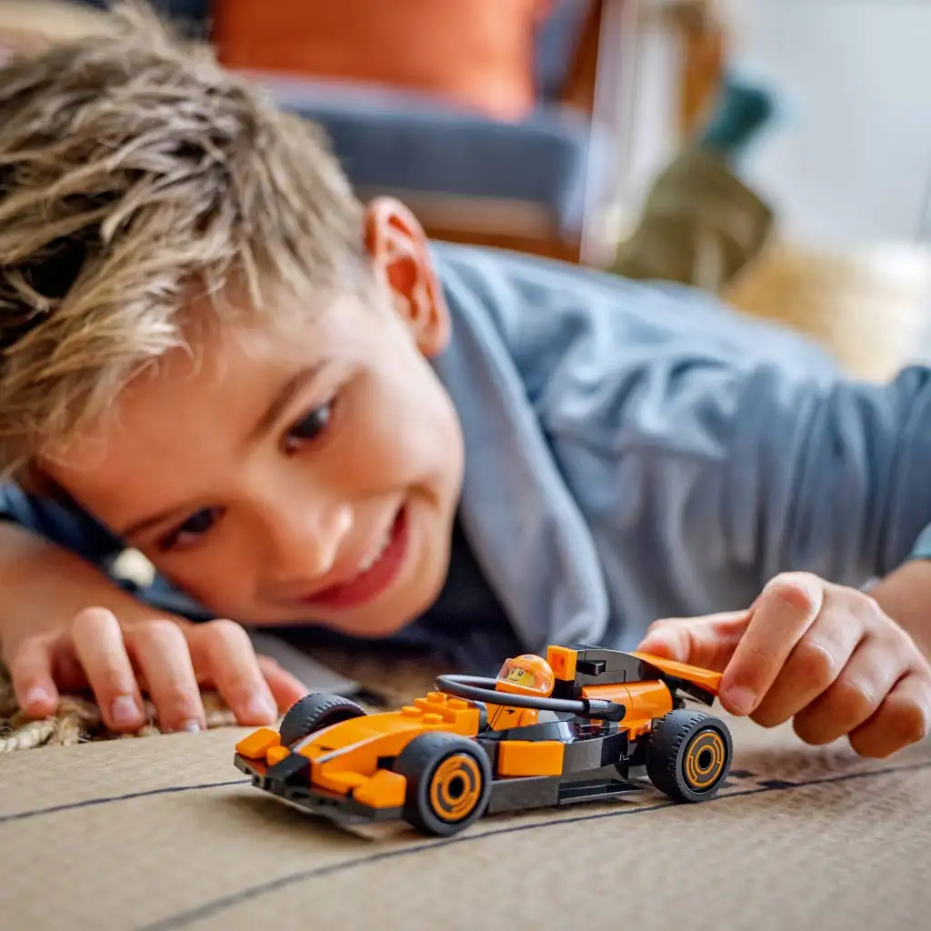 imagen de LEGO® City: Piloto de F1® McLaren con coche de carreras (60442) 4