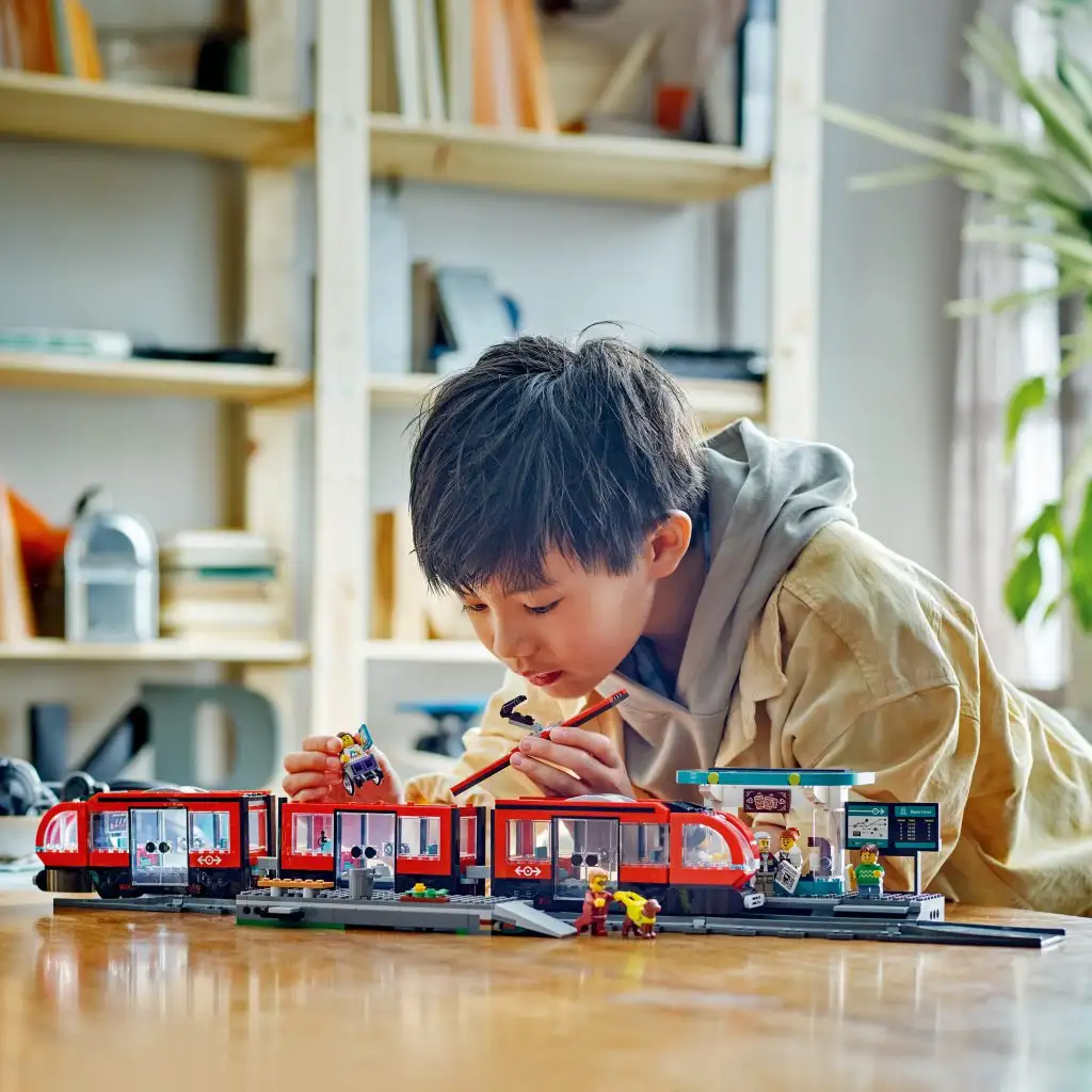 imagen de LEGO® City: Tranvía del centro y parada (60423) 3