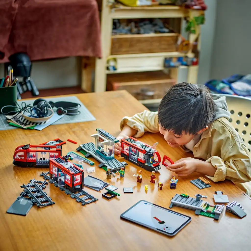 imagen de LEGO® City: Tranvía del centro y parada (60423) 4