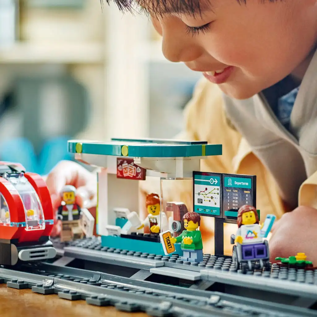 imagen de LEGO® City: Tranvía del centro y parada (60423) 6