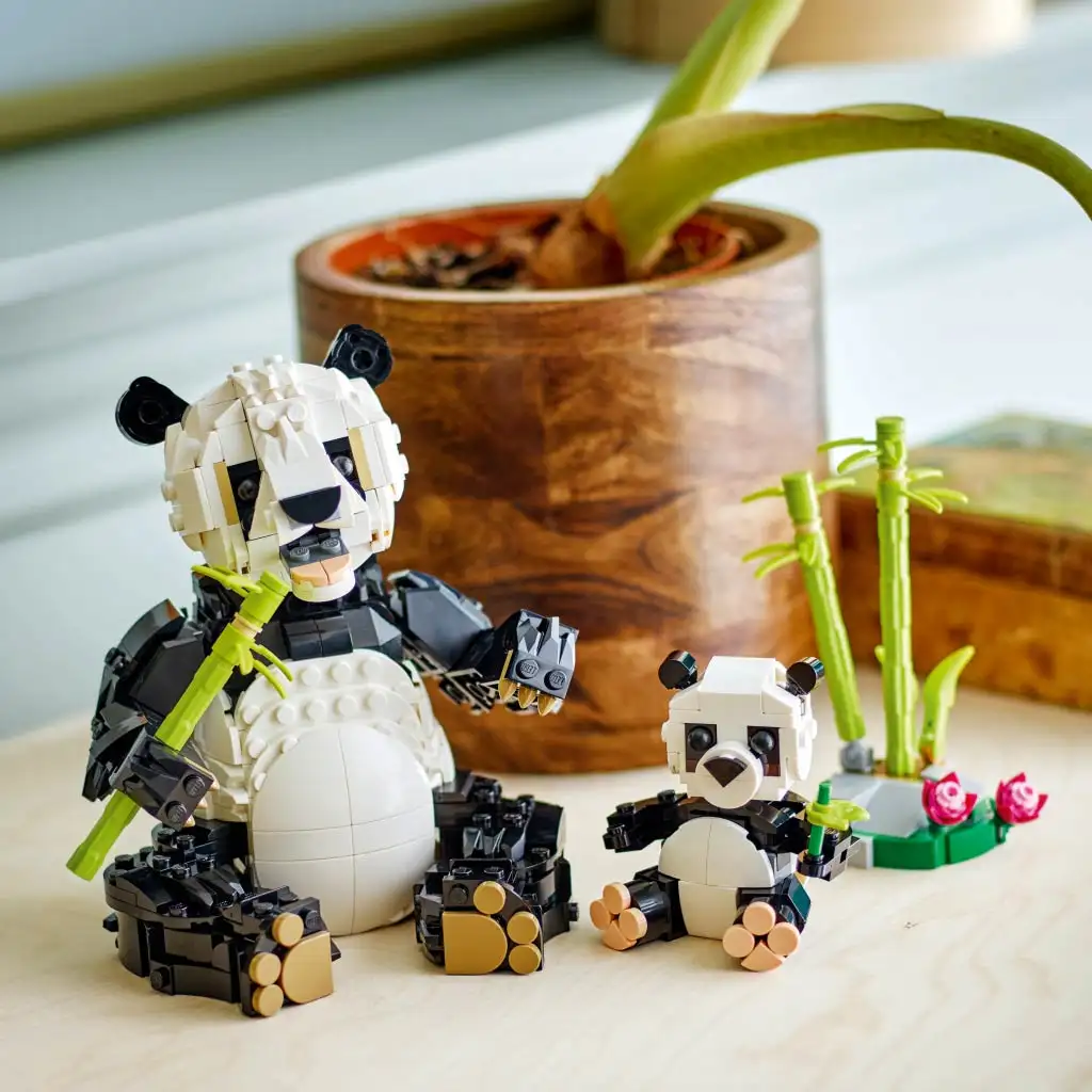 imagen de LEGO® Creator: Animales salvajes: Familia de pandas (31165) 4