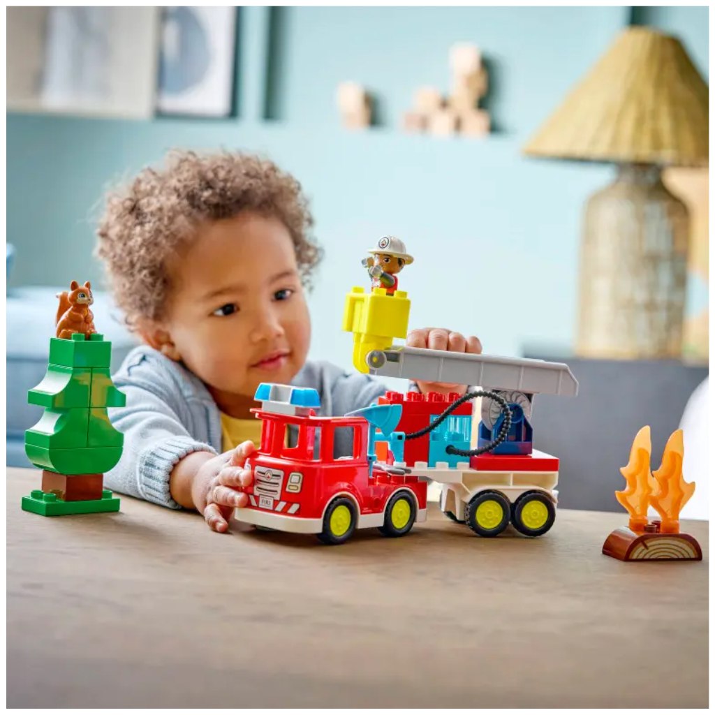 imagen de LEGO® DUPLO®: Camión de bomberos con manguera y bombero (10473) 4