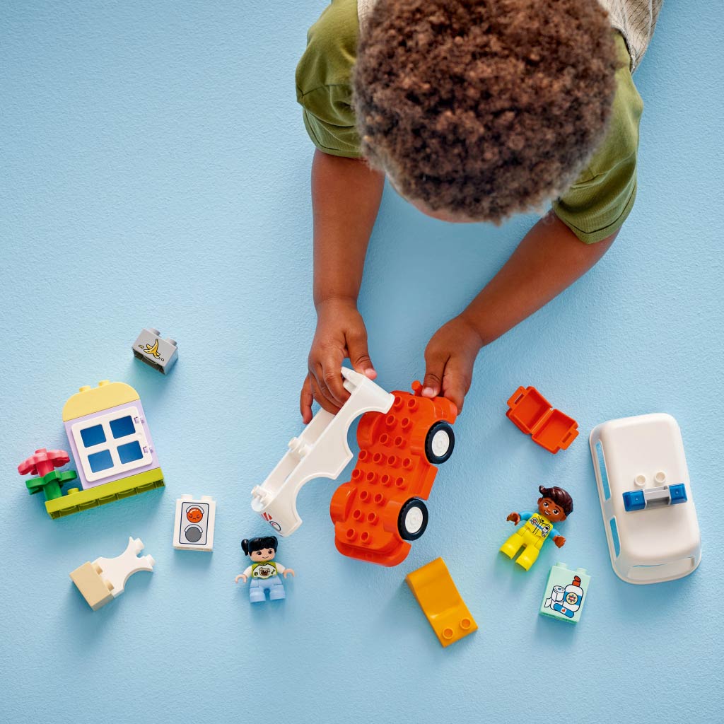 imagen de LEGO® DUPLO®: Camión de rescate y conductor de ambulancia (10447) 3