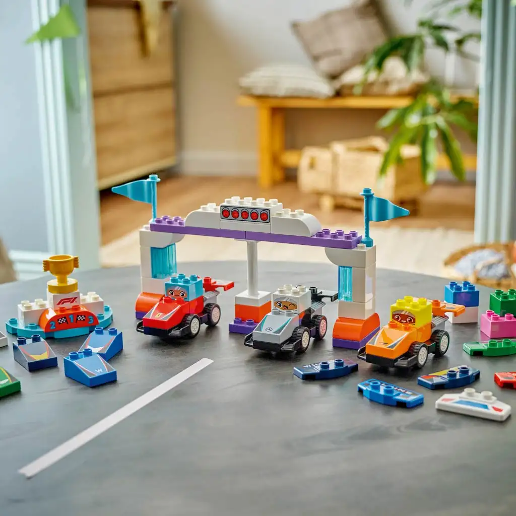 imagen de LEGO® DUPLO®: Coches de carrera y pilotos de F1® (10445) 3