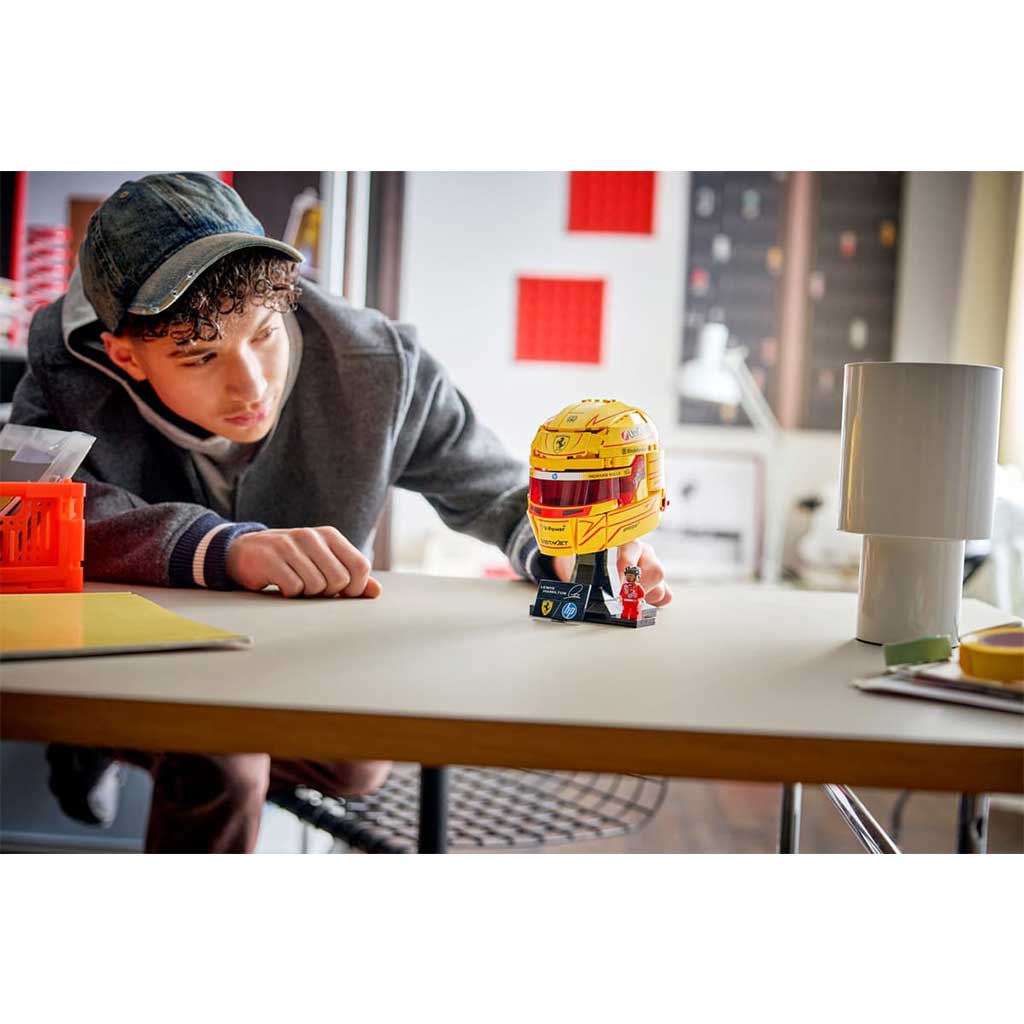 imagen de LEGO® Ediciones: Casco de Lewis Hamilton de Scuderia Ferrari HP (43022) 4