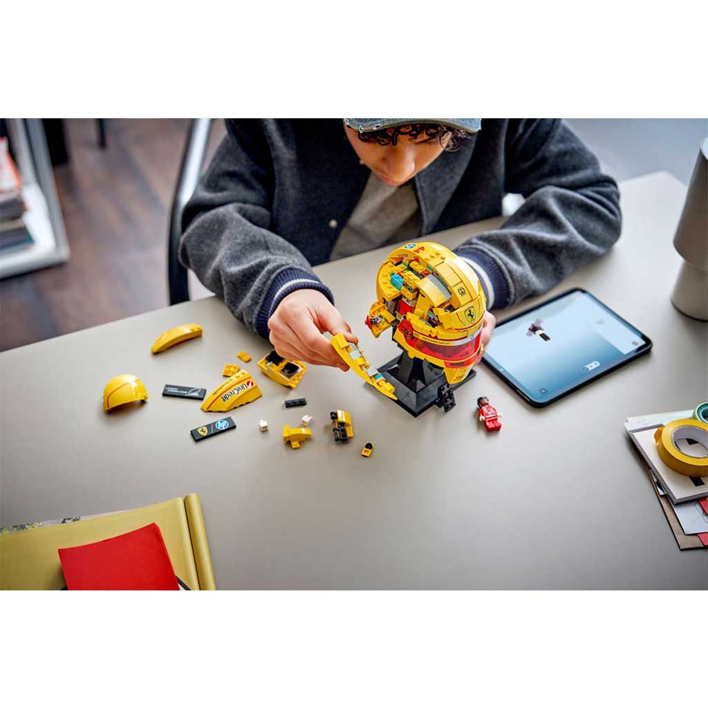 imagen de LEGO® Ediciones: Casco de Lewis Hamilton de Scuderia Ferrari HP (43022) 6