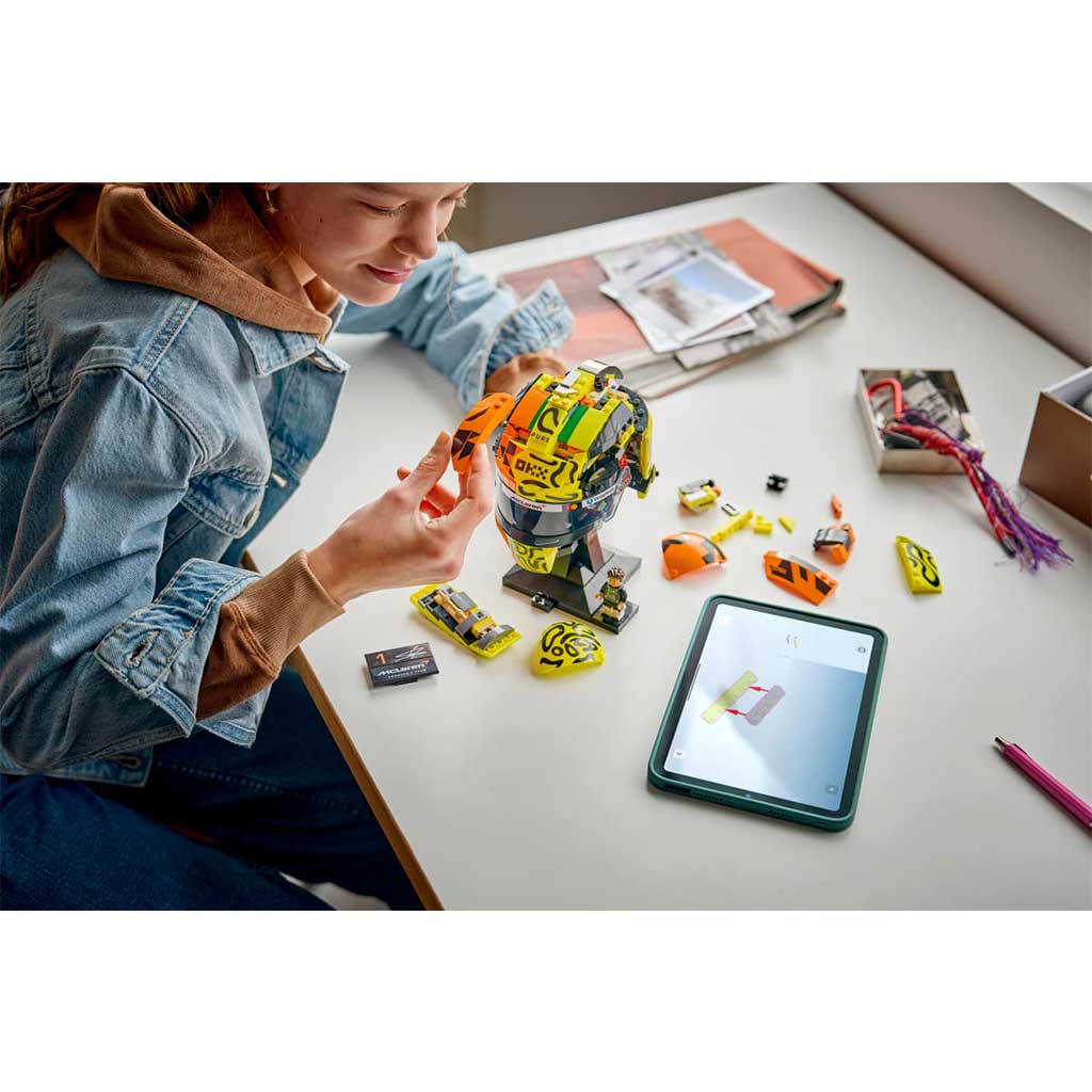 imagen de LEGO® Ediciones: Casco de McLaren Mastercard F1® Team Lando Norris (43023) 4
