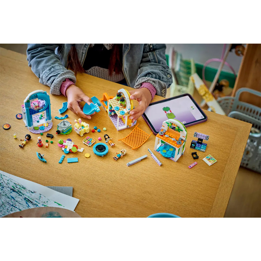 imagen de LEGO® Friends: Casa de juegos divertida (42686) 7