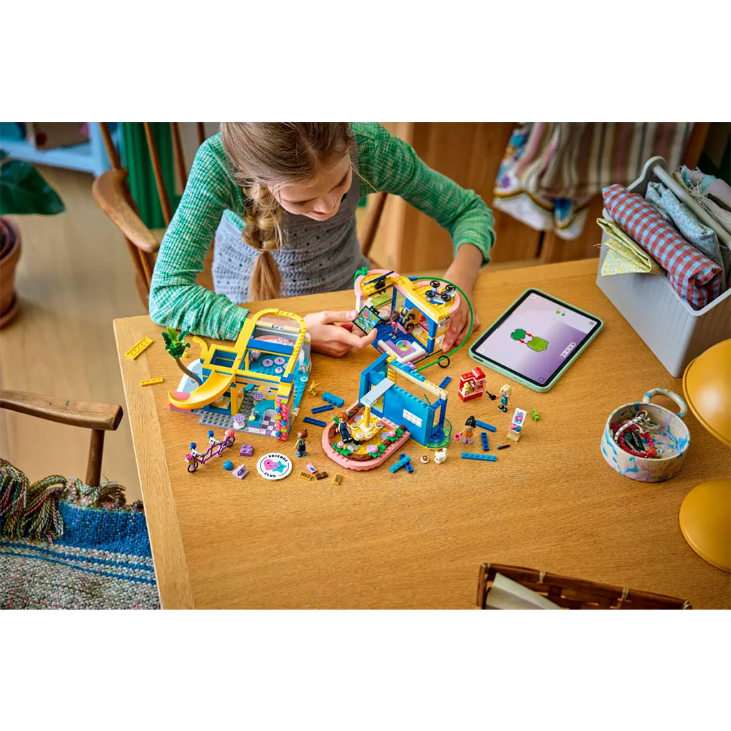 imagen de LEGO® Friends: Casa del club de Heartlake City (42689) 10