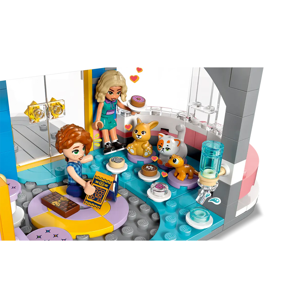 imagen de LEGO® Friends: Casa del club de Heartlake City (42689) 4