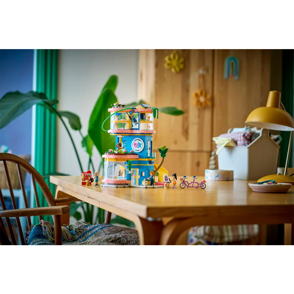 imagen de LEGO® Friends: Casa del club de Heartlake City (42689) 9