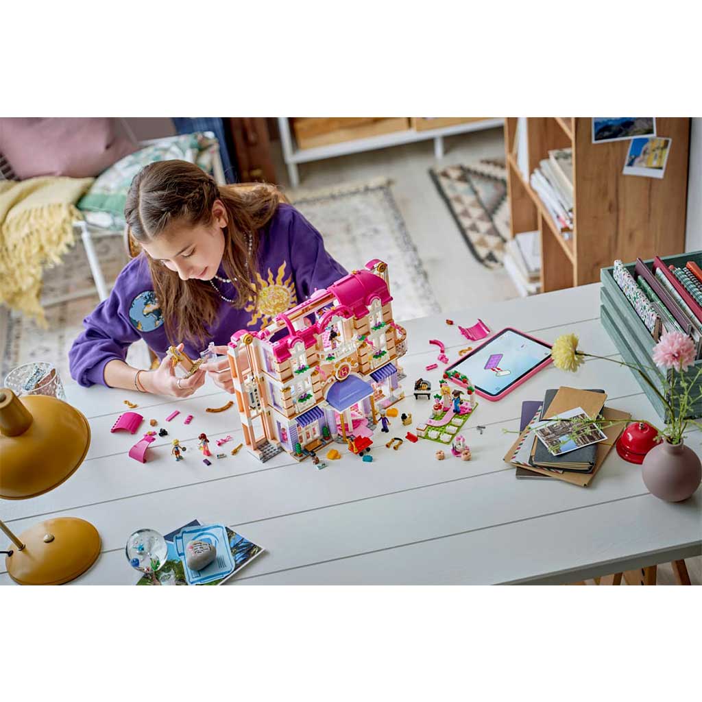 imagen de LEGO® Friends: Gran Hotel de Heartlake City (42704) 6