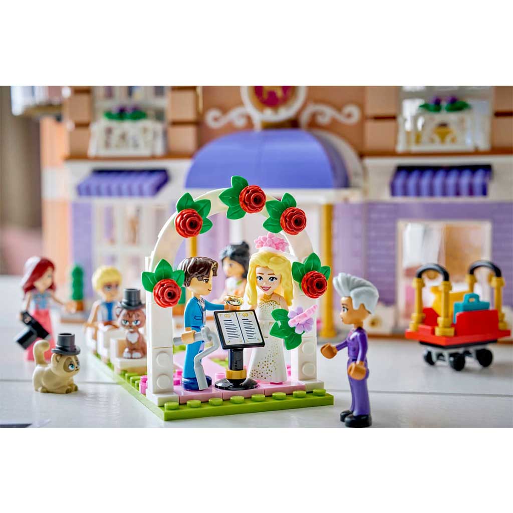 imagen de LEGO® Friends: Gran Hotel de Heartlake City (42704) 7