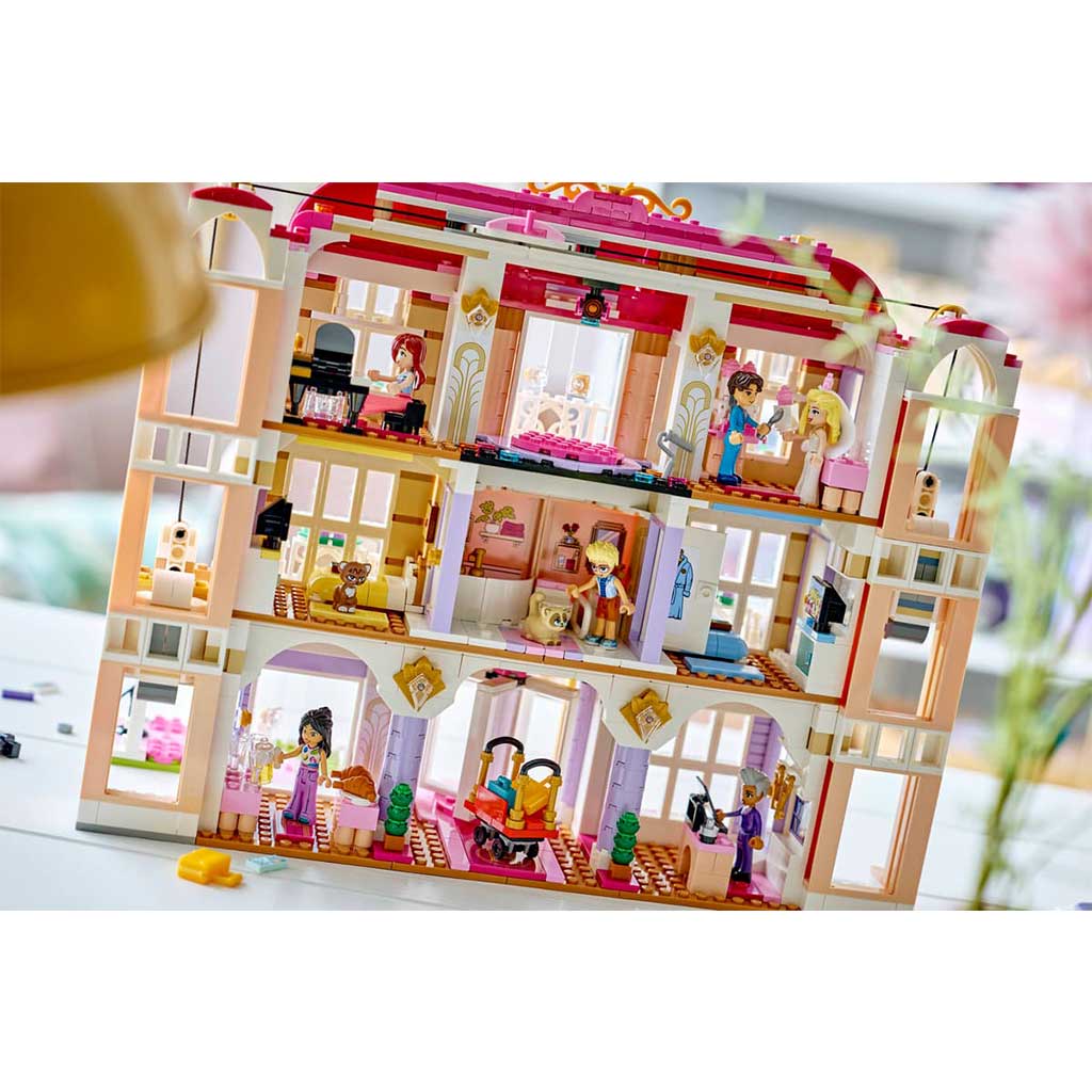 imagen de LEGO® Friends: Gran Hotel de Heartlake City (42704) 8