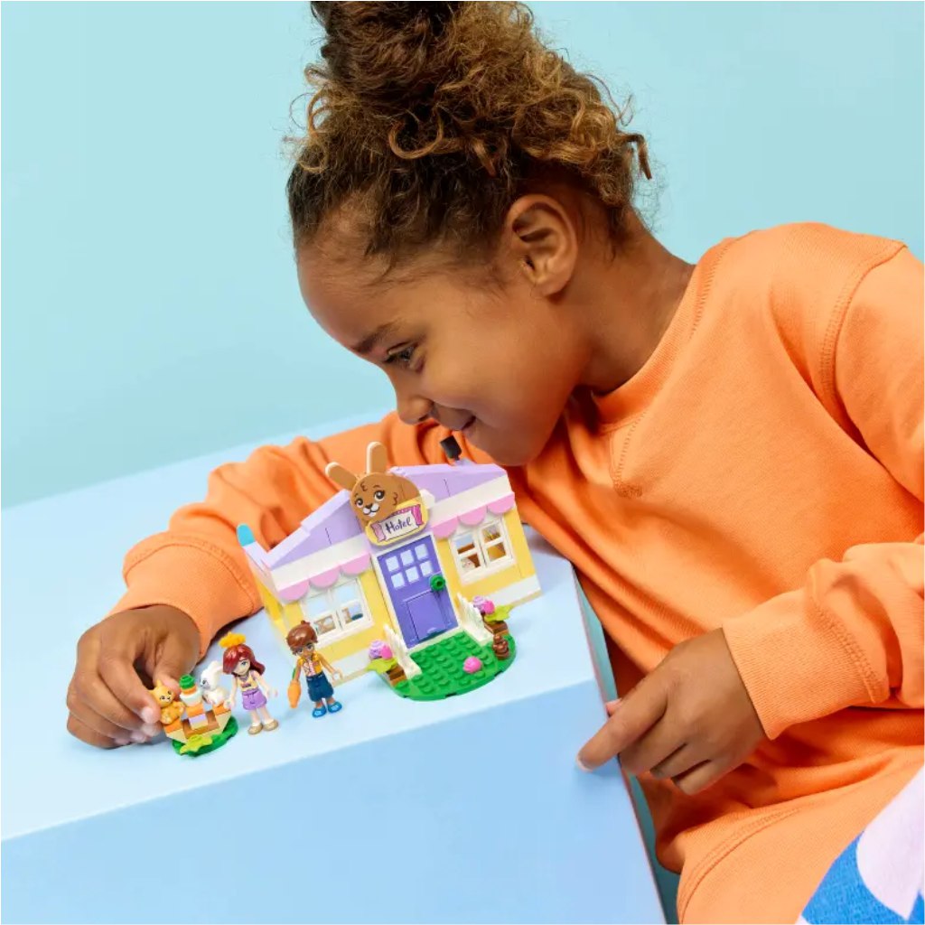 imagen de LEGO® Friends: Refugio de conejos de Heartlake City (42679) 4
