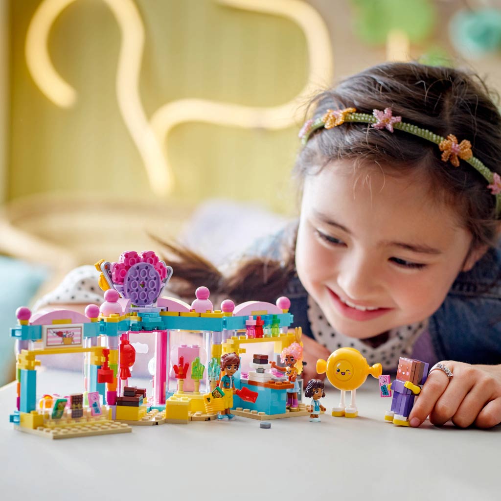 imagen de LEGO® Friends: Tienda de dulces de Heartlake City (42649) 3