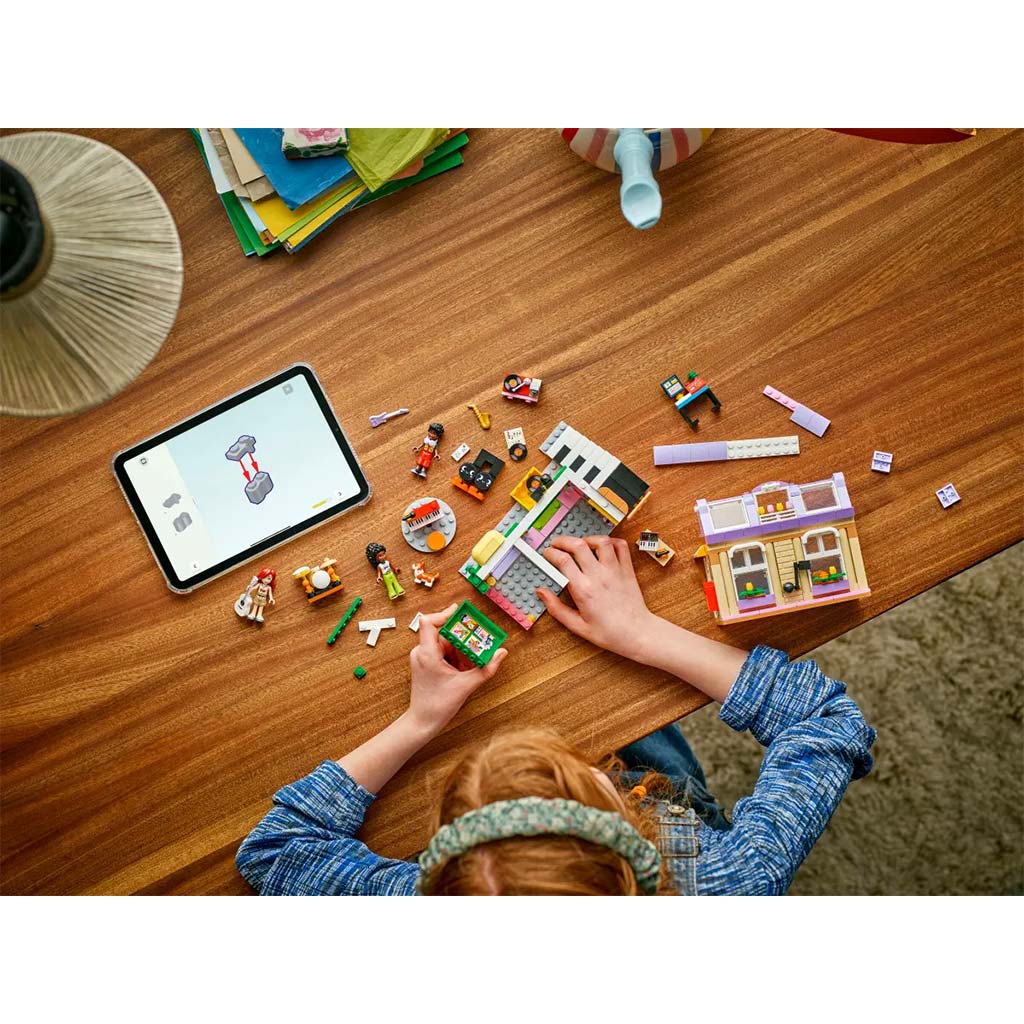 imagen de LEGO® Friends: Tienda de instrumentos y apartamento (42653) 9