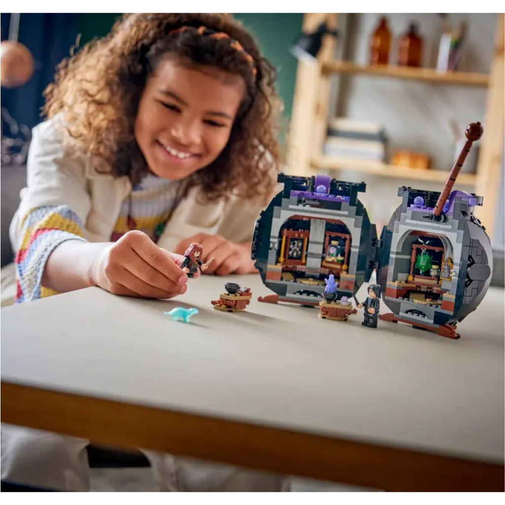 imagen de LEGO® Harry Potter: Caldera: Aula de pociones secreta (76464) 4