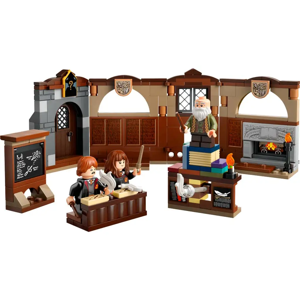 imagen de LEGO® Harry Potter: Castillo de Hogwarts™ - Clase de Hechicería (76442) 2