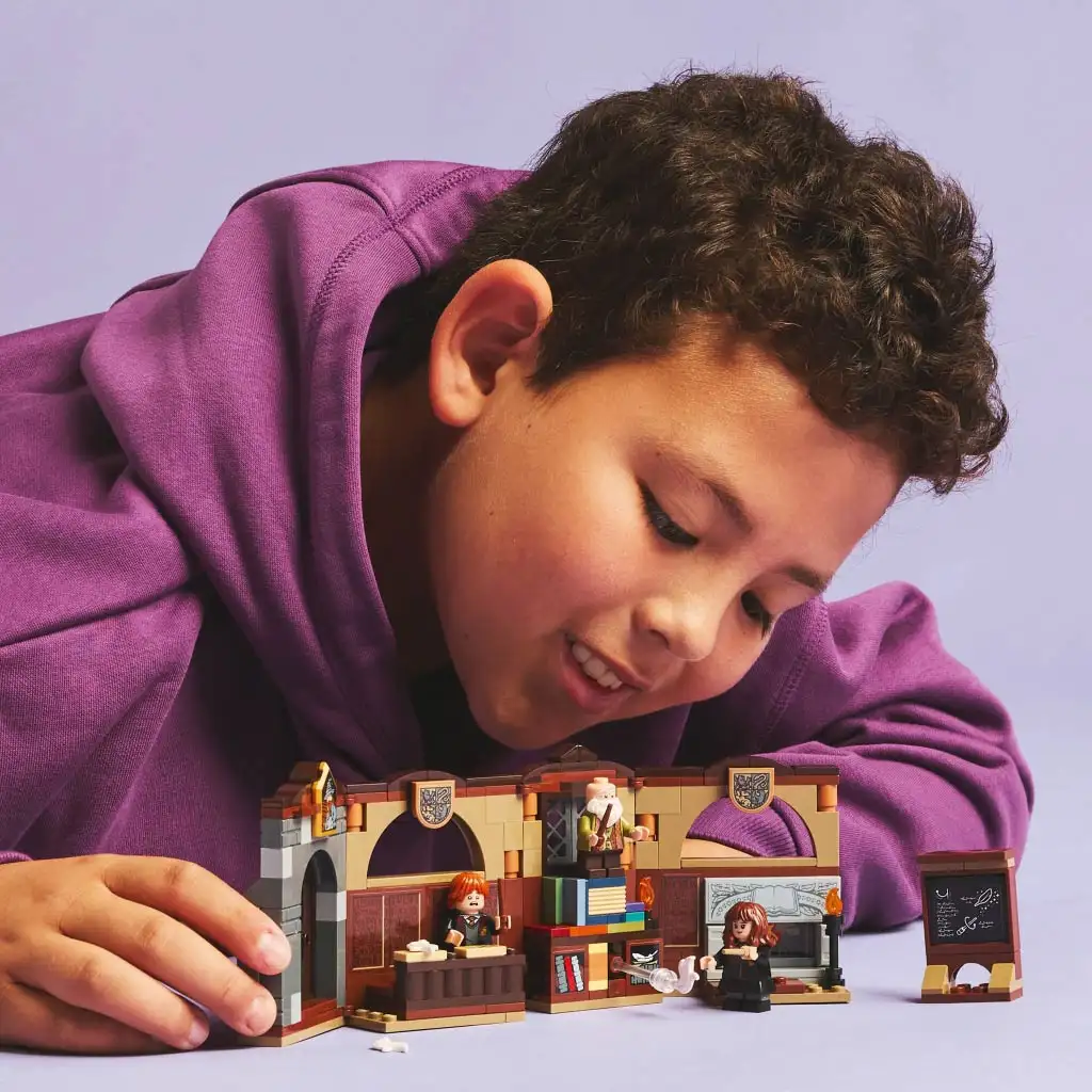 imagen de LEGO® Harry Potter: Castillo de Hogwarts™ - Clase de Hechicería (76442) 3