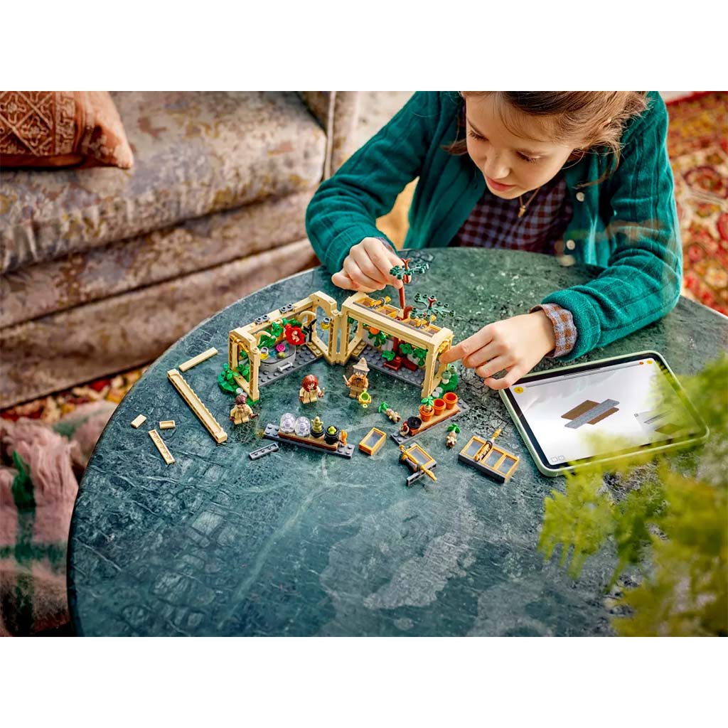 imagen de LEGO® Harry Potter: Castillo de Hogwarts™: Clase de Herbología (76445) 8