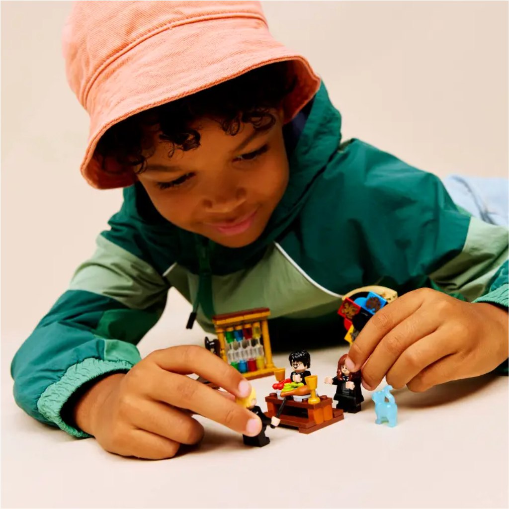 imagen de LEGO® Harry Potter: Castillo de Hogwarts™: La ceremonia de selección del Sombrero Seleccionador (76460) 4