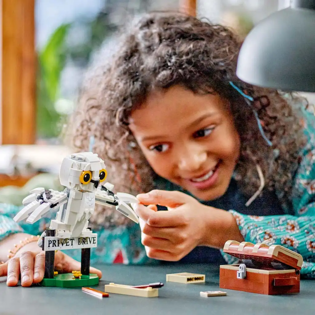 imagen de LEGO® Harry Potter™: Hedwig™ en Privet Drive 4 (76425) 4