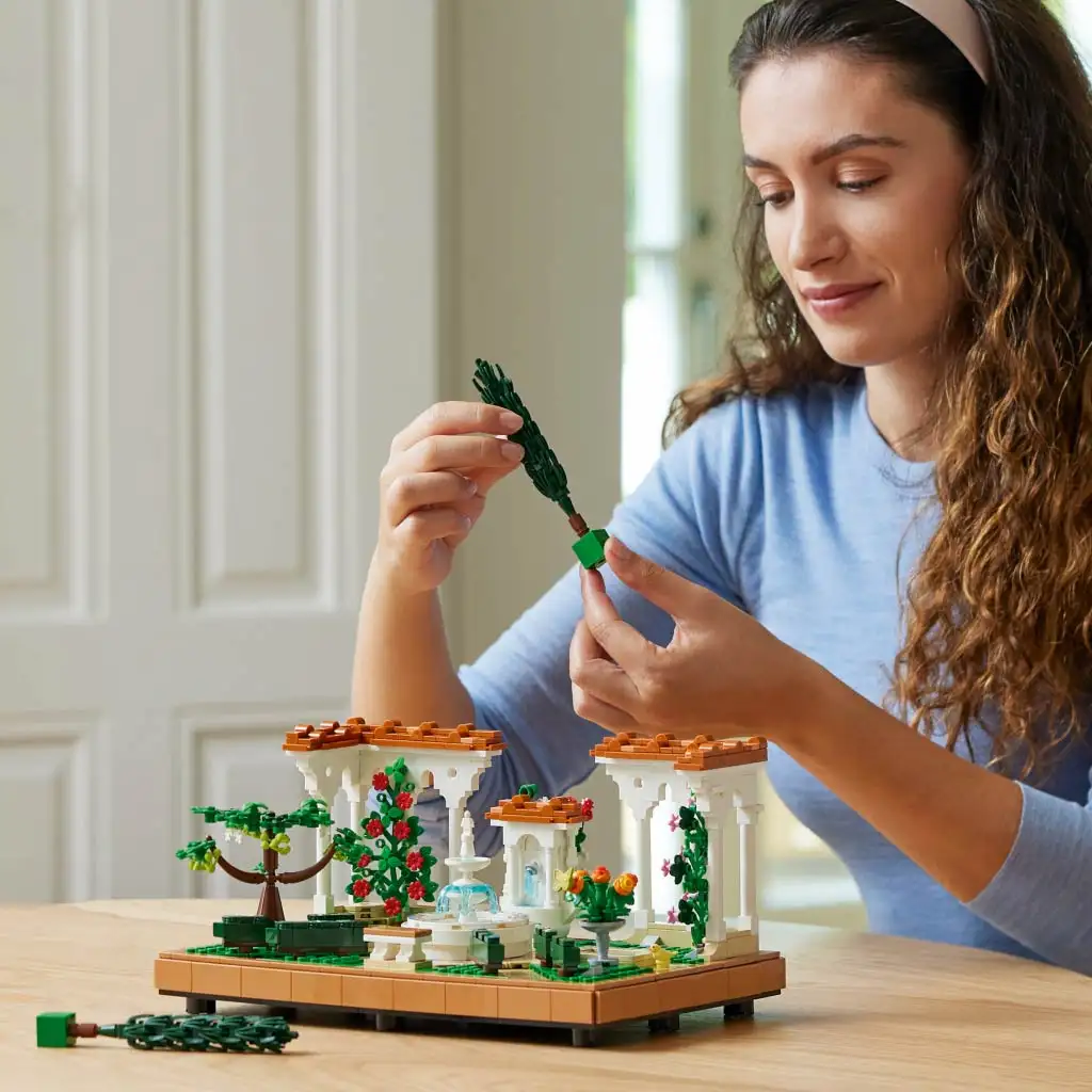 imagen de LEGO® Icons: Jardín con fuentes (10359) 4