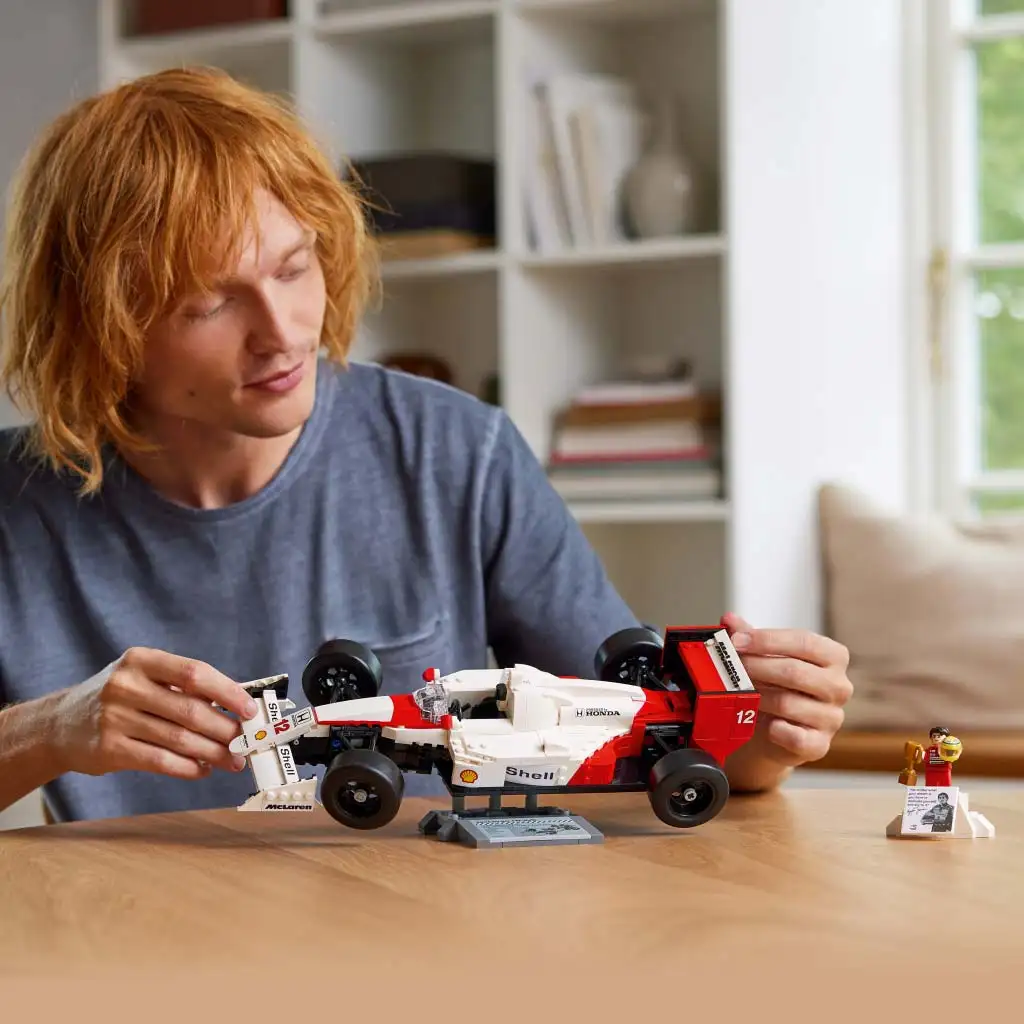 imagen de LEGO® Icons: McLaren MP4/4 y Ayrton Senna (10330) 7