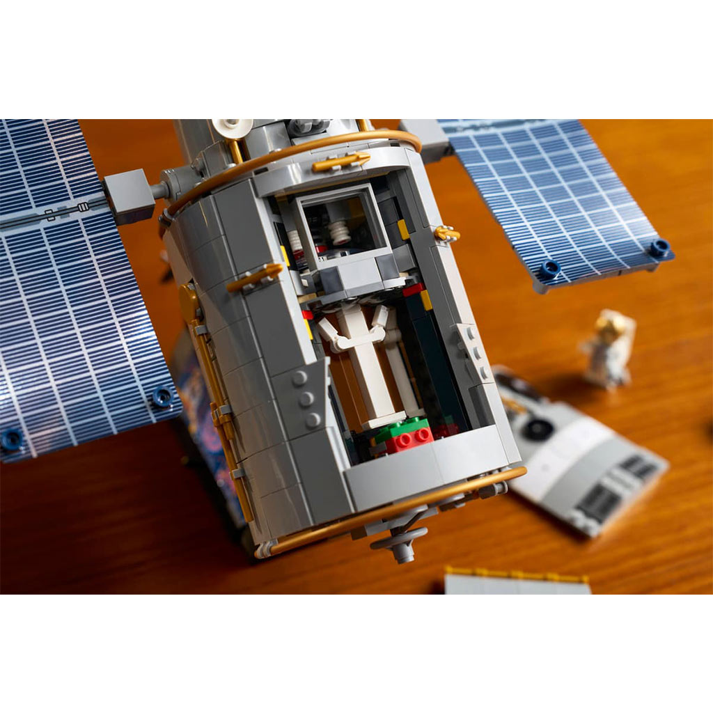 imagen de LEGO® Icons: Telescopio Hubble (11383) 16