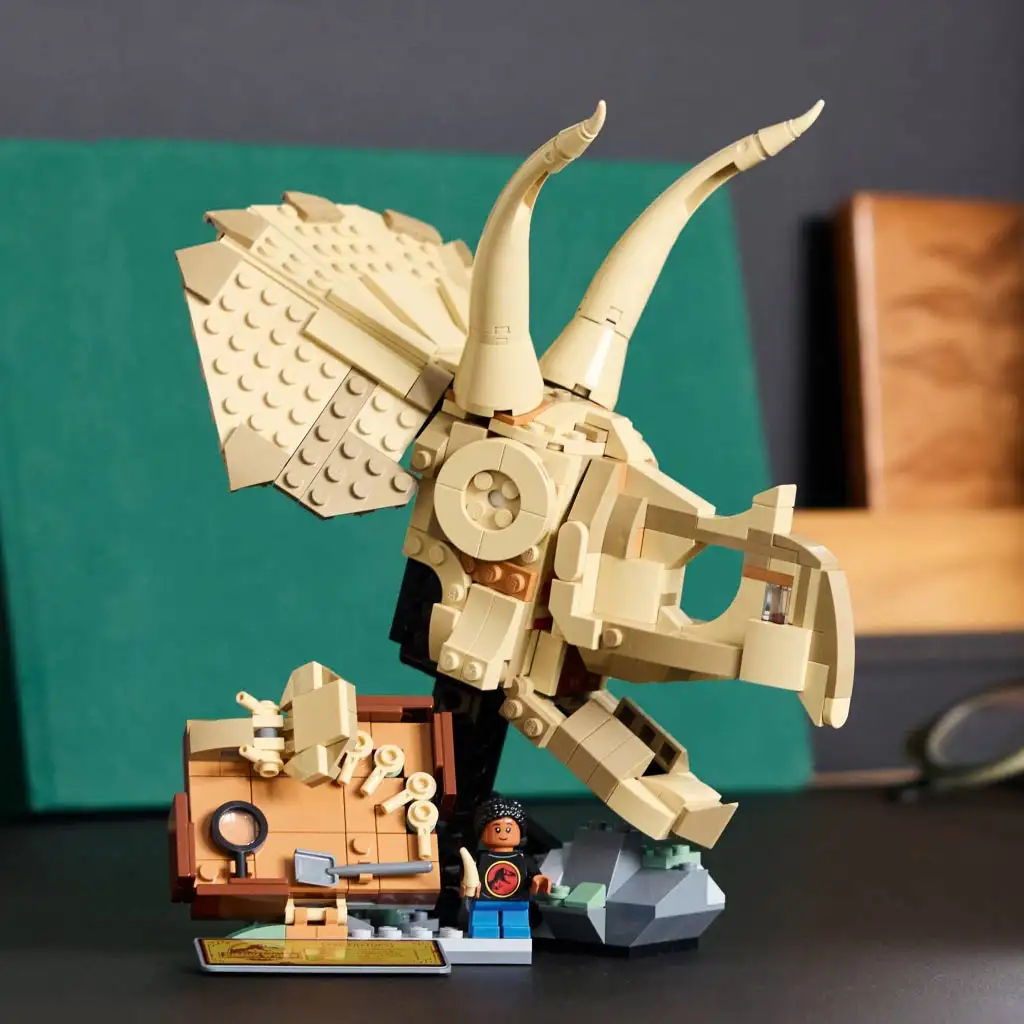 imagen de LEGO® Jurassic World: Restos de dinosaurios - Cráneo de Triceratops (76969) 3