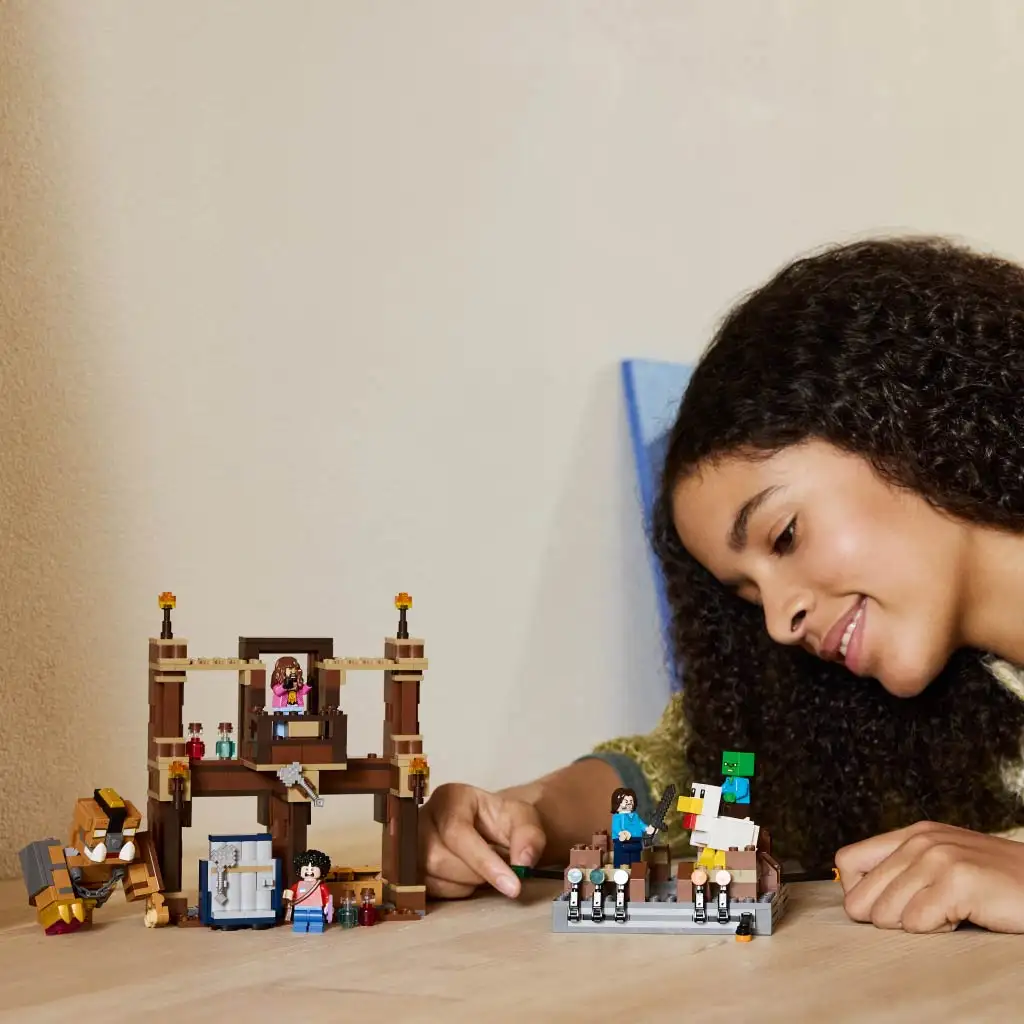 imagen de LEGO® Minecraft: Campo de batalla en la casa del bosque (21272) 3
