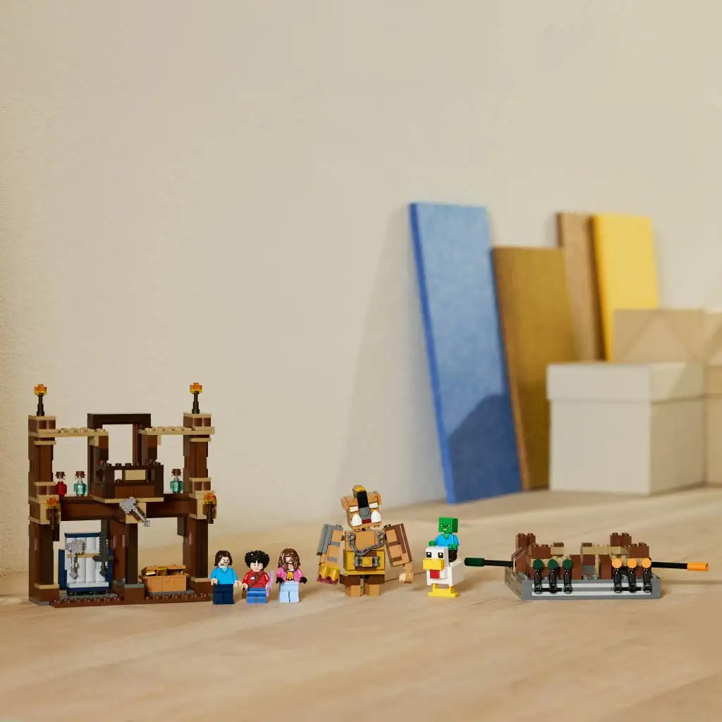 imagen de LEGO® Minecraft: Campo de batalla en la casa del bosque (21272) 4