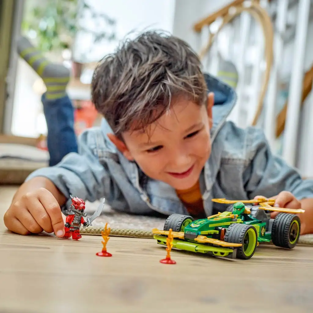 imagen de LEGO® Ninjago: Coche de carreras de Lloyd a tracción (71828) 4