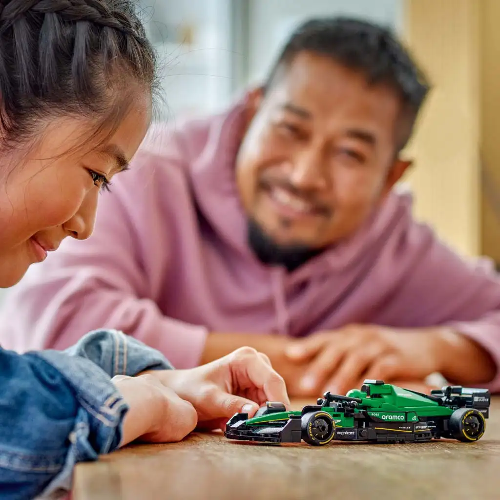 imagen de LEGO® Speed Champions: Aston Martin Aramco F1® AMR24 coche de carreras (77245) 4
