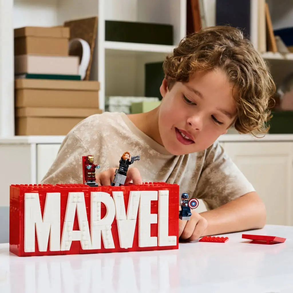 imagen de LEGO® Super Heroes: logotipo de MARVEL y minifiguras (76313) 4