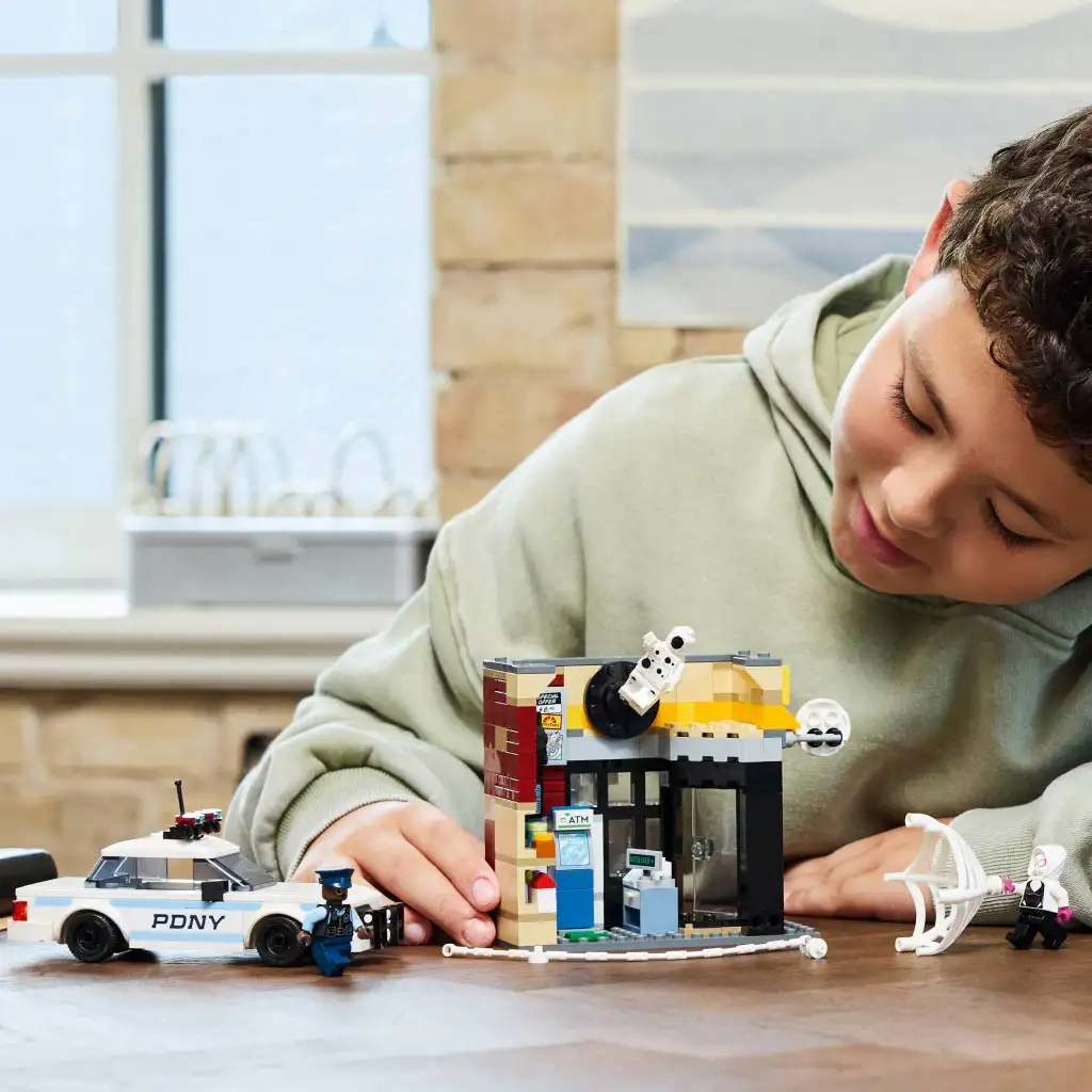 imagen de LEGO® Super Heroes: Marvel Multiverso - Miles Morales vs. Manchas 3