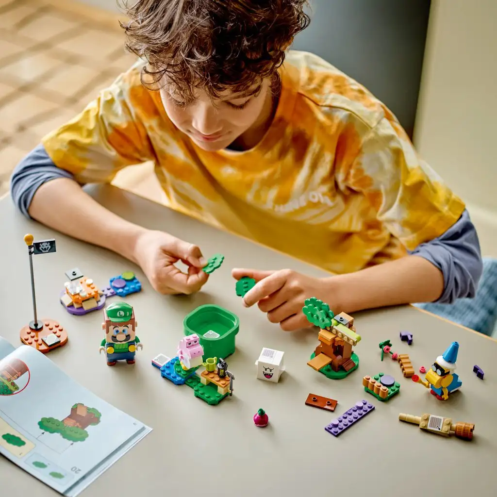 imagen de LEGO® Super Mario™: Aventuras con la figura interactiva de Luigi (71440) 4