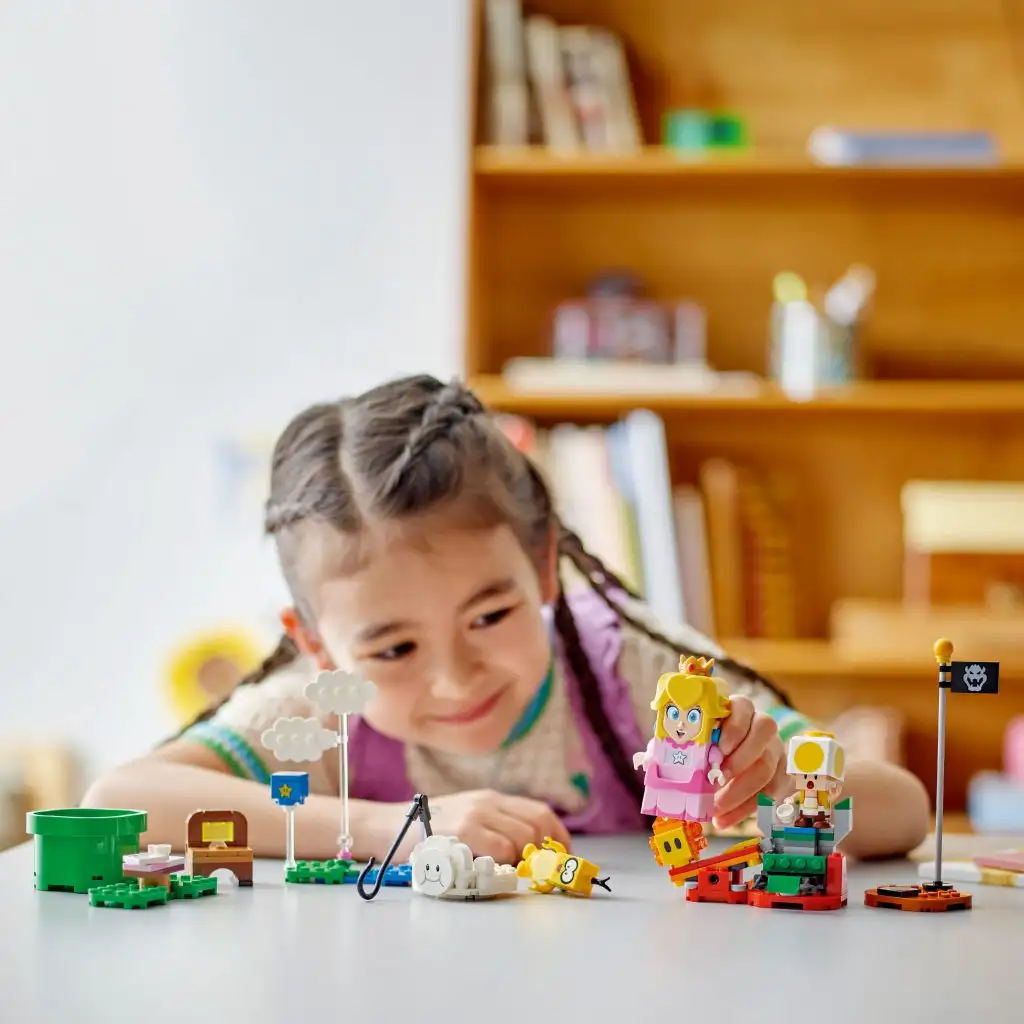 imagen de LEGO® Super Mario™: Aventuras con la figura interactiva de Peach (71441) 3