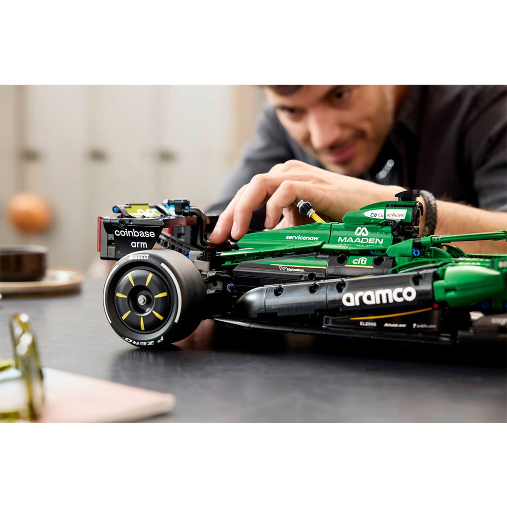 imagen de LEGO® Technic: Aston Martin Aramco AMR25 F1® coche (42240) 12