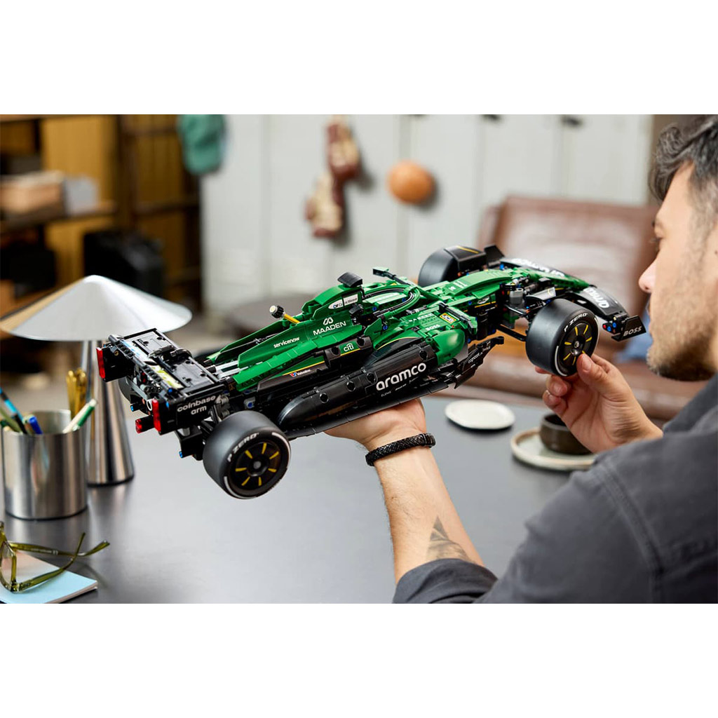 imagen de LEGO® Technic: Aston Martin Aramco AMR25 F1® coche (42240) 14