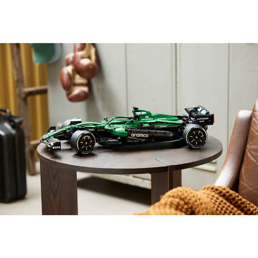 imagen de LEGO® Technic: Aston Martin Aramco AMR25 F1® coche (42240) 16