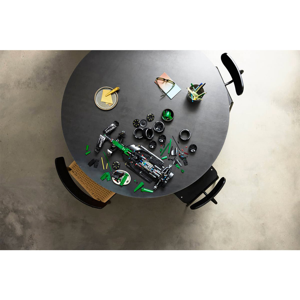 imagen de LEGO® Technic: Aston Martin Aramco AMR25 F1® coche (42240) 8