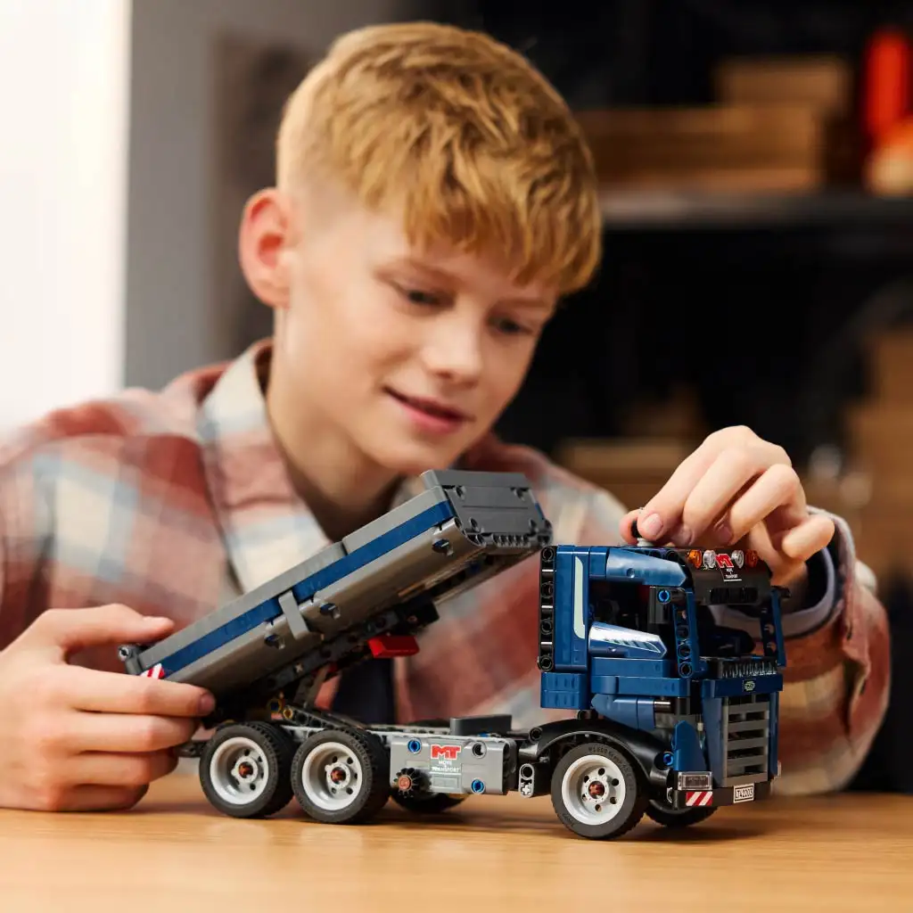 imagen de LEGO® Technic: Camión de volquete (42203) 4