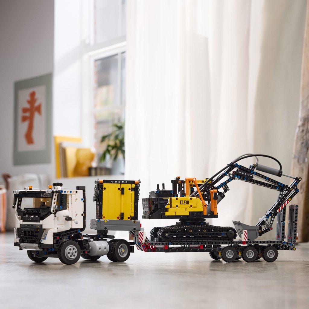 imagen de LEGO® Technic: Camión Volvo FMX y excavadora eléctrica EC230 (42175) 4