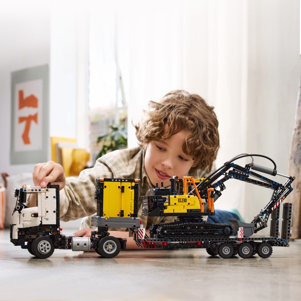 imagen de LEGO® Technic: Camión Volvo FMX y excavadora eléctrica EC230 (42175) 5