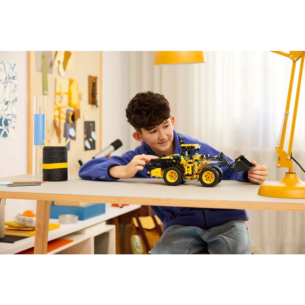 imagen de LEGO® Technic: Cargadora de ruedas eléctrica Volvo L120 (42209) 7