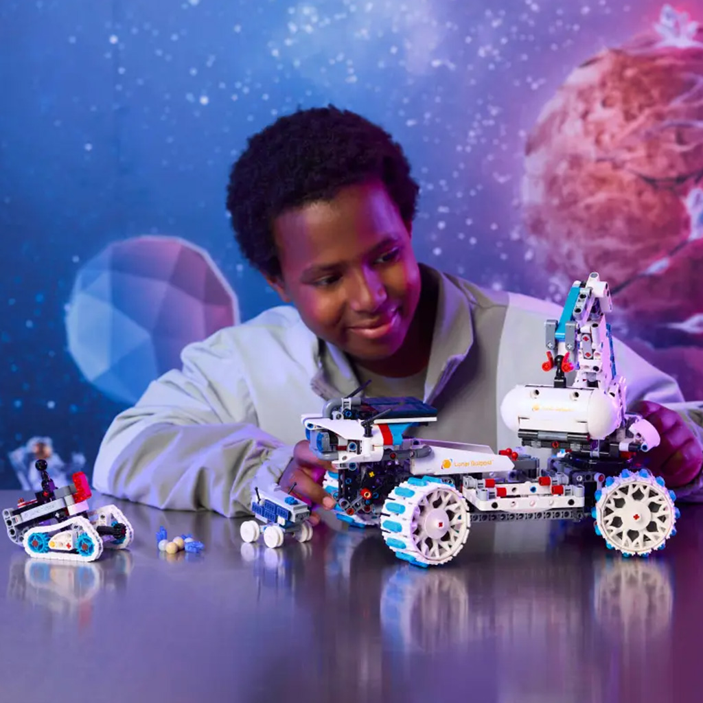 imagen de LEGO® Technic: Lunar Outpost™ vehículo espacial de exploración lunar (42211) 7